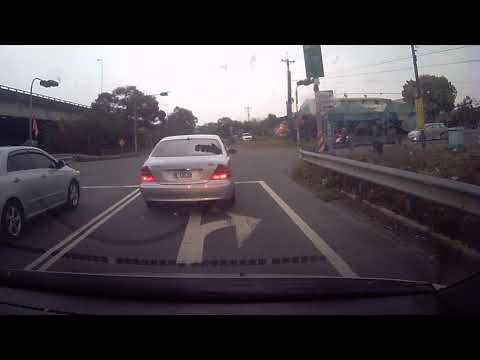 110 4 7‧今天遇到誇張的逆向行駛的馬路三寶(2分35秒的地方)~~真誇張~~