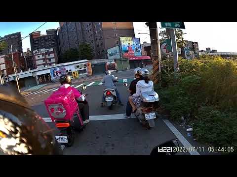 熊貓未依規定二段式左轉  