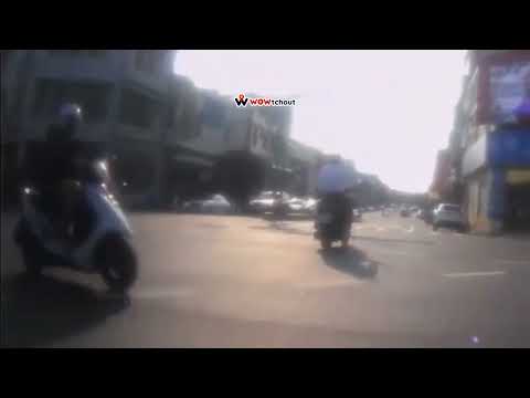 三寶.車禍影片 車禍影片 剛起步遇到機車高速闖紅燈，撞上右邊女騎士（ 04 27 台南市北區北門路二段