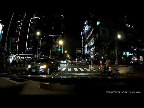 紅燈行綠燈停的平行宇宙  