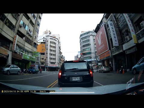 18 Taiwan 台中 南區 建國南路三段 闖紅燈的樣子真是行雲流水，讓我跟對象的人都傻眼，IROAD X5