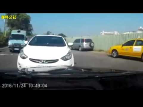 三寶逆向行駛 霸氣車主狂逼退