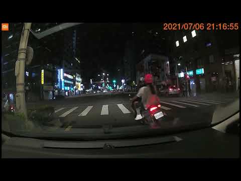 馬路三寶 淹水了！小心駕駛喔！