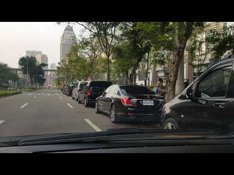 uber 在101 整排 紅線 違停 停那麼久警察也不會來開單