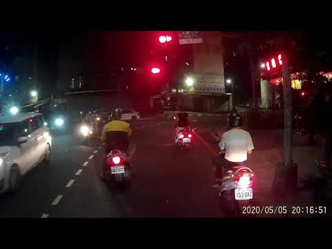 05 05 沒戴安全帽的屁孩都勇於闖紅燈
