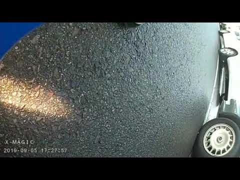 路邊開車門疑似碰撞機車 網友：小心三寶車主