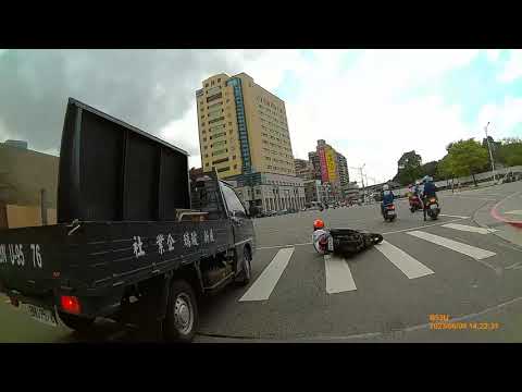 拍攝,可憐的小姐姐吃到三寶飯犁田....(忠孝西路&中華路口,往忠孝橋方向)