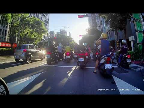 女三寶開車闖紅燈 兩名無辜騎士被撞