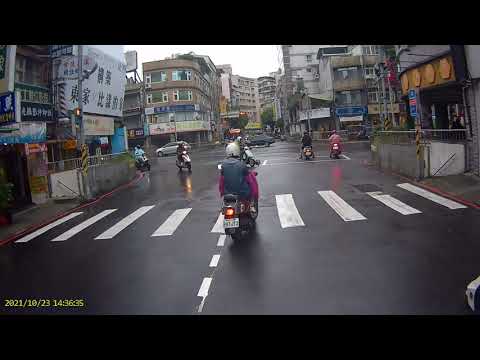 【897-JYX】逆向行駛，紅燈越線。