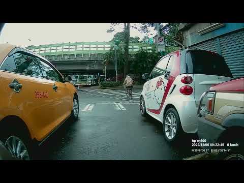 馬路三寶小黃闖紅燈還知道要先禮讓行人，真棒