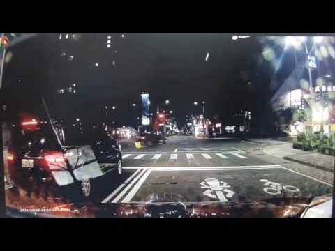 小黃四輪朝天 疑闖紅燈（）