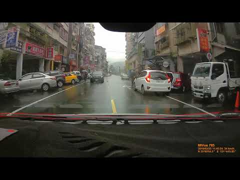 由此影片可證實基隆可併排停車三分鐘以內,警察不會舉發