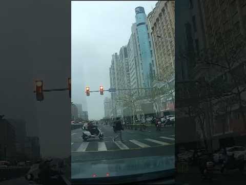 衝過來，摔下去，小教訓 