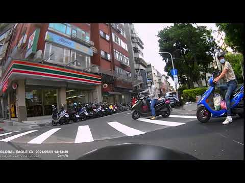 兩個闖紅燈的三寶自己差點相撞，台灣道路日常。 CB650R