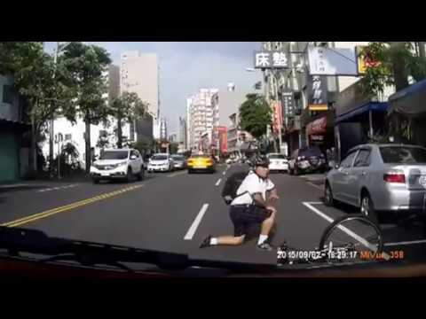 台灣最常見車禍類型-亂開車門 *common scooter crash in Taiwan