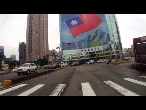 飄揚中港路的國旗