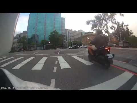 馬路三寶猶豫闖紅燈，但我可不會猶豫（檢舉成功）