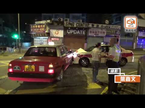 警車與的士燈位碰撞　邊一架衝燈？