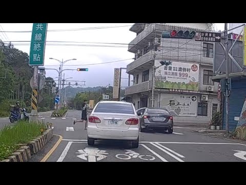三寶內側車道右轉差點撞上行人