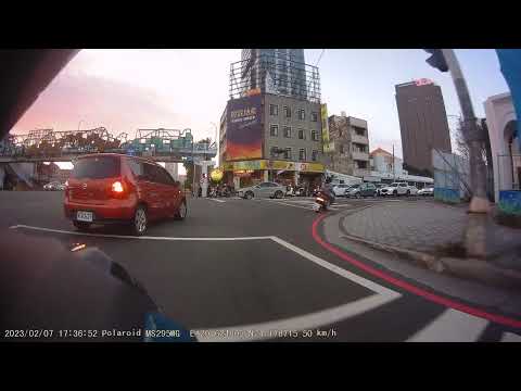 23日 直行道違規右轉