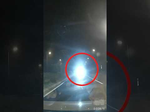 奇葩！電單車逆行者😱不看指示牌，還以為汽車逆行了 