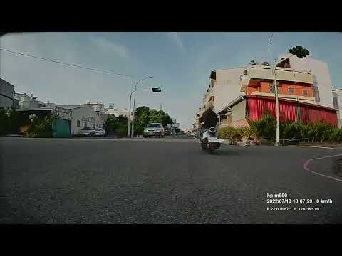 三寶日常 0:40 阿婆闖紅燈.直接無視大家的存在