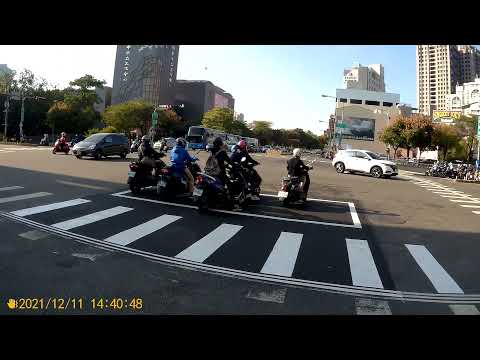 闖紅燈又差點被撞的三寶