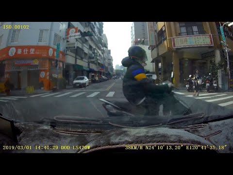 【355-TEP】（已報警備案，查到車牌）車牌  機車三寶闖紅燈 (北平路 與 天津路口)！還肇事逃逸！想死也不是這樣吧！(影片約21秒處 )