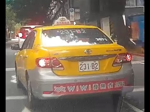 【231-B2】計程車號變換車道未依規定使用方向燈