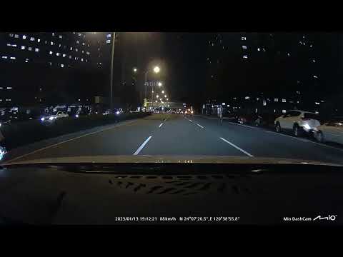 白目計程車，紅燈右轉! 下去~