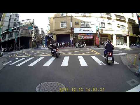 【J9A-202】998-CUJ 越線停車，紅燈右轉，不打方向燈。 J9A- 闖紅燈。