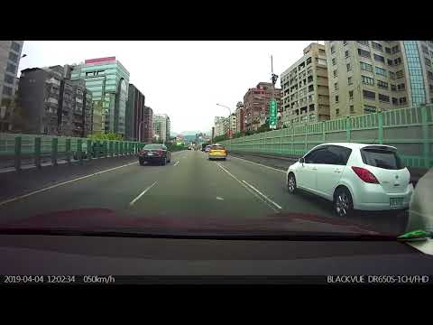 建國高架道路民權東路閘道出口 計程車違規越線插隊駛入連續車陣