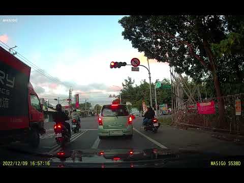 馬路三寶就你最聰明！利用紅燈右轉闖紅燈（單手講電話自撞哥場景）