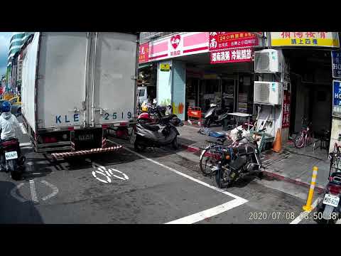 07 08 人行道上趴著一個人