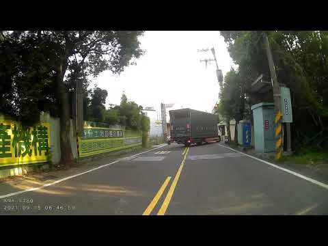 卡車右轉 三寶拼命違規逆向衝