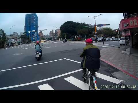 12 12 騎腳踏車狀似要從最外側車道左轉