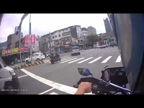 三寶9/5  三寶行人想闖紅燈，但是被旁邊等待待轉的警察大大攔下，三寶最後默默走回去