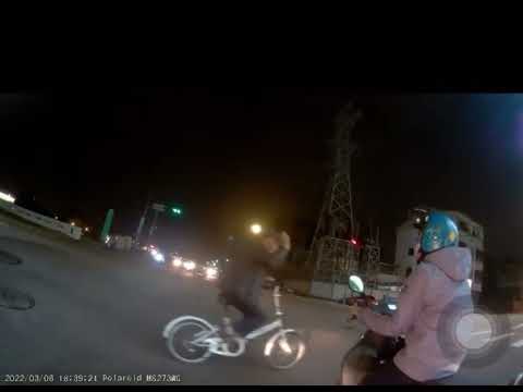 闖紅燈不忘記打招呼 伯伯很有禮貌