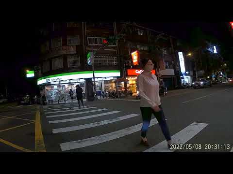 在鬼島禮讓行人是會被叭的！