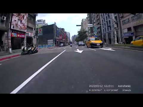 車流不大之空曠路口，要小心後方來車