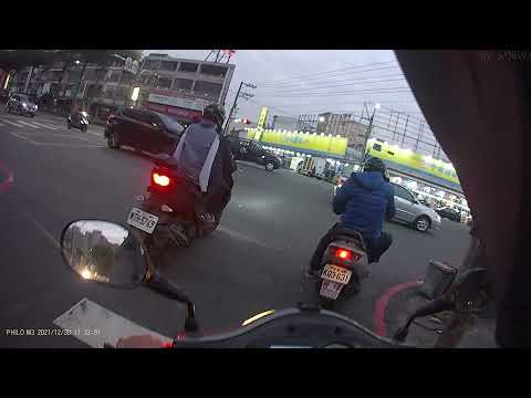 12-30 三寶夫婦移動式神主牌闖紅燈