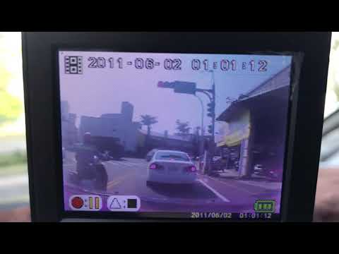 在警車前逆向闖紅燈