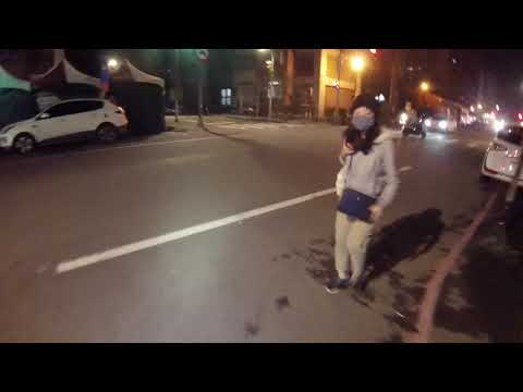 行人三寶啊哩喜咧叫三小阿~ 再闖紅燈啊 下次被撞活該