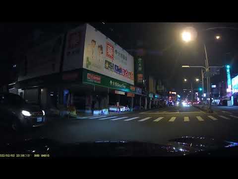 02-02  想闖紅燈的超線三寶。