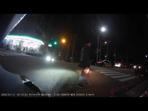 巷口綠燈小心闖紅燈三寶