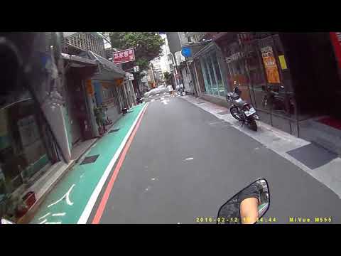 8 23 台北 大安區麗水街 三寶逆向騎車看到來車 還是不會禮讓