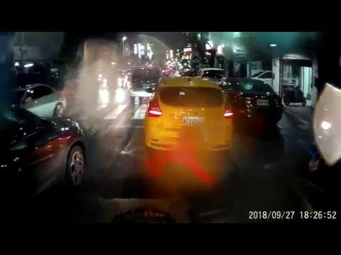 09 27 2266的車主 你這樣鑽路肩是快多少? 摩托車都被你擋住了