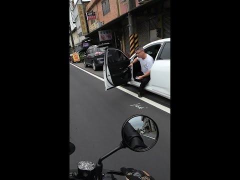 大哥，你開門都這麼霸氣的呀?