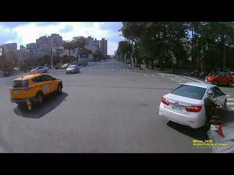 高雄華夏路與曾子路口車禍