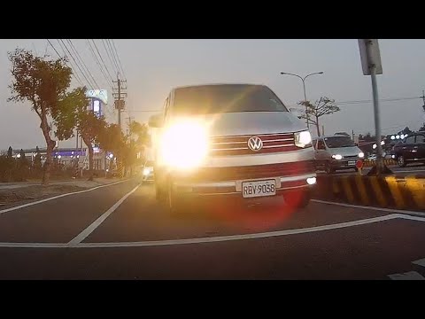 【RBV-9038】福斯 硬擠闖紅燈違規左轉  toyota ASN-7008 有樣學樣硬擠來不及越線占用機車停等區，路上遇到這兩台車記得閃遠!!